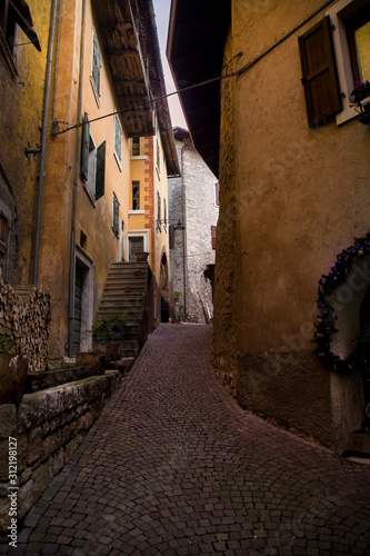 Fototapeta Naklejka Na Ścianę i Meble -  Tenno - stradine del Borgo storico antico