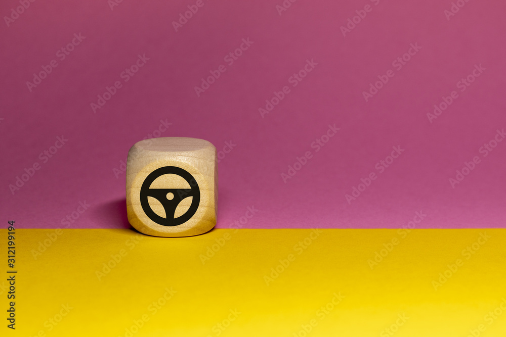 Pictogramme de volant sur cube en bois Pictogramme de volant sur cube en bois