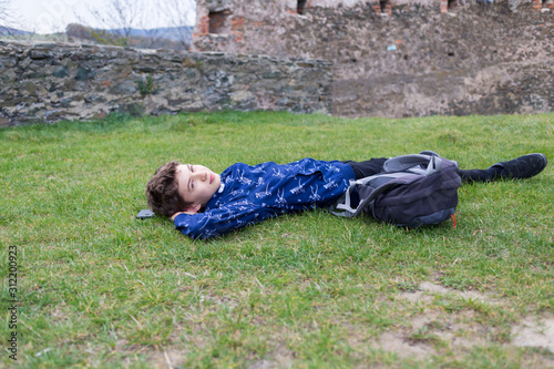 Odpoczynek na trawie, nastoletni chłopak
