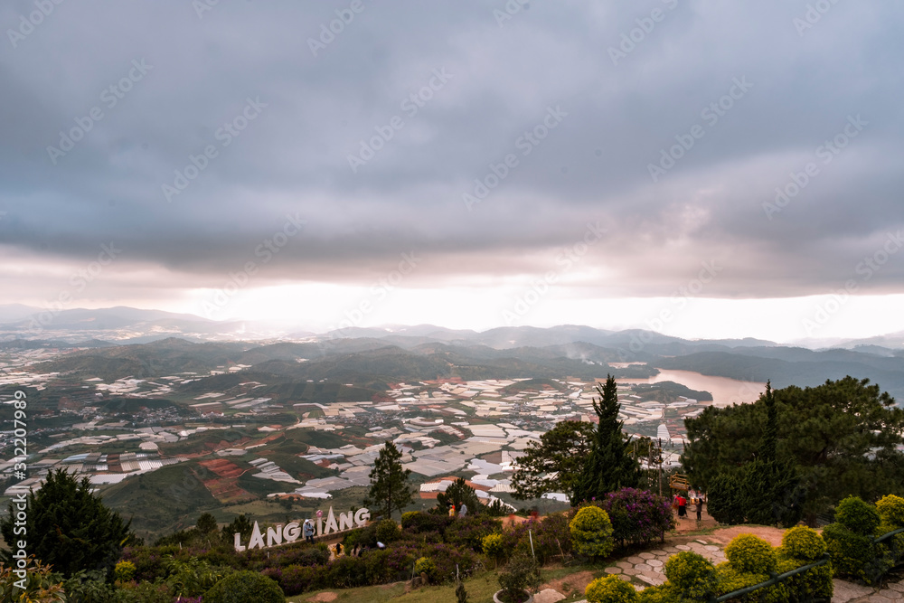 Obraz premium on the top of the mountain after the rain