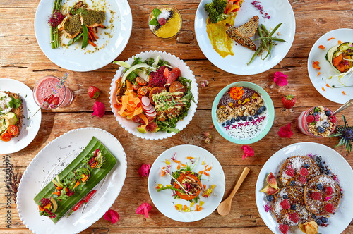 Variedad de platos saludables con estilo rústico