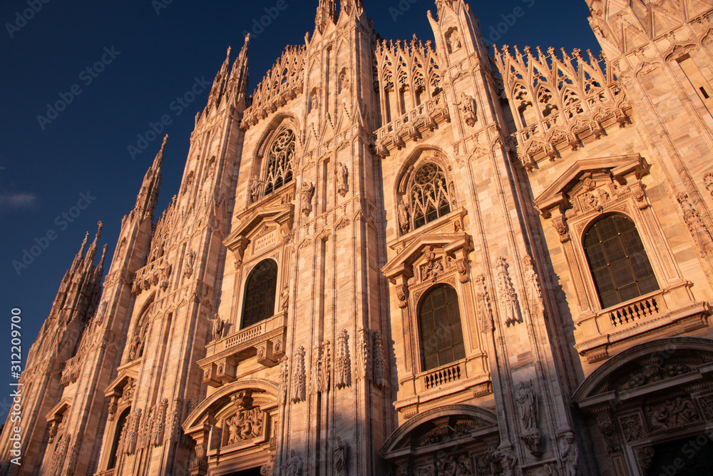 perspectiva de la fachada del duomo de Milan