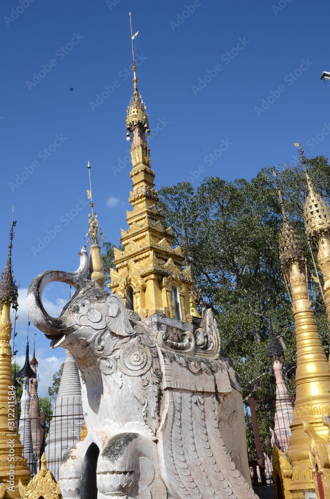 Fototapeta premium Mwe Taw Kakku Pagodas Complex, Myanmar