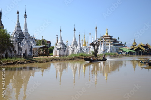 Phaung Daw Oo Pagode, Inlee-See photo