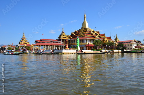 Phaung Daw Oo Pagode, Inlee-See photo