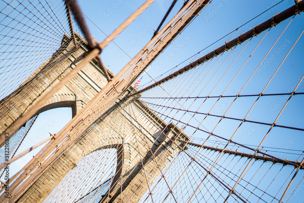 Obraz premium Walking on Brooklyn bridge in Manhattan , New york city