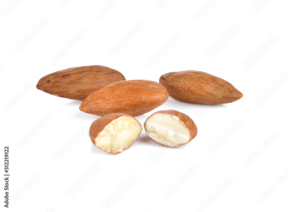 Obraz premium Almonds isolated on white background