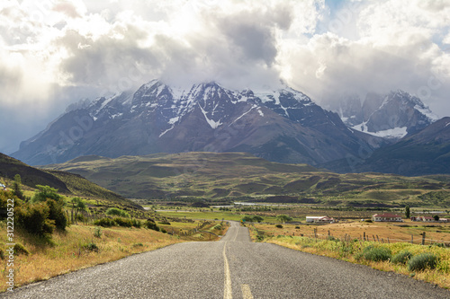 paisaje de carretera con fondo al parque Torres del Paine, chile. diciembre 2019