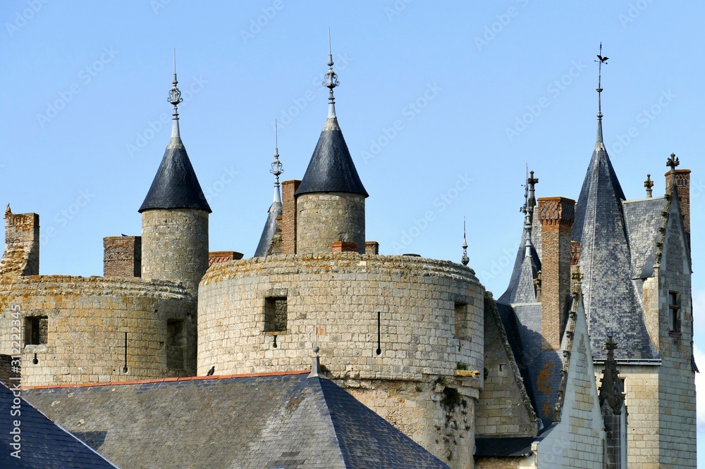 Sommets  des tours et toits du château de Montreuil-Bellay