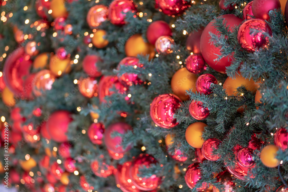 Weihnachtsbaum mit Christbaumkugeln an Weihnachten Weihnachtsbaum mit Christbaumkugeln an Weihnachten
