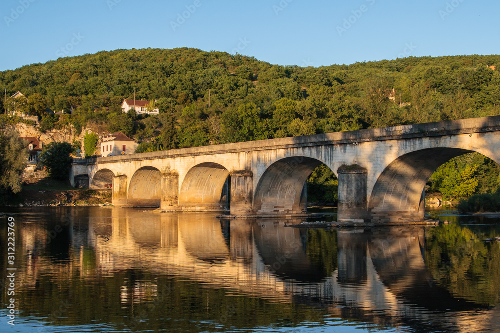 Fluss Dordogne Frankreich mit historischer Brücke Flussbrücke