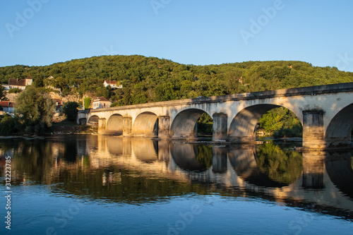 Fluss Dordogne Frankreich mit historischer Brücke Flussbrücke