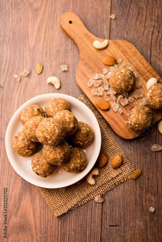 Φωτογραφία sweet Dink laddu also known as Dinkache ladoo or gond ke laddoo made using edibl