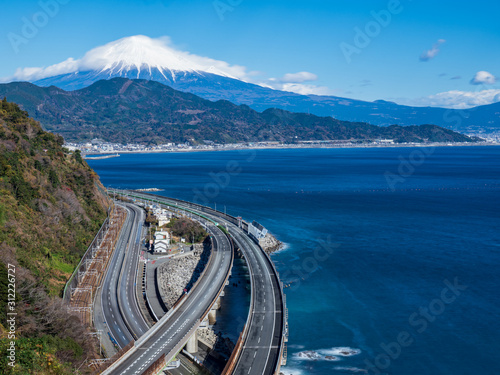 冬晴れの青空が広がる静岡県薩埵峠からの富士山 露光時間長め（車などの映り込み無し） 12月