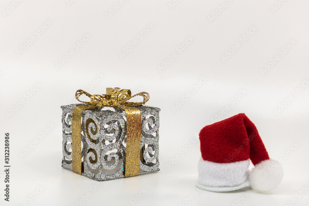 Symboles de Noël avec un cadeau brillant et pailleté or et argent et le 