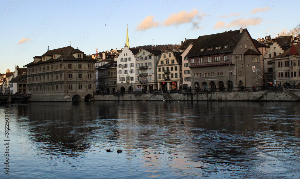 Fototapeta premium Winter in Zürich; Limmatquai mit Rathaus