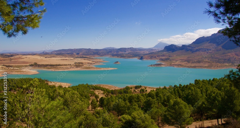 lac turquoise près d'Antequerra en Andalousie lac turquoise près d'Antequerra en Andalousie