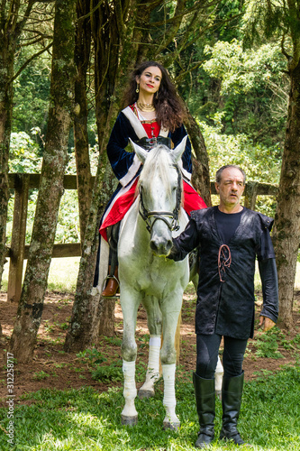 Laides passeando pelos jardim do castelo a cavalo © Reynaldo G. Lopes