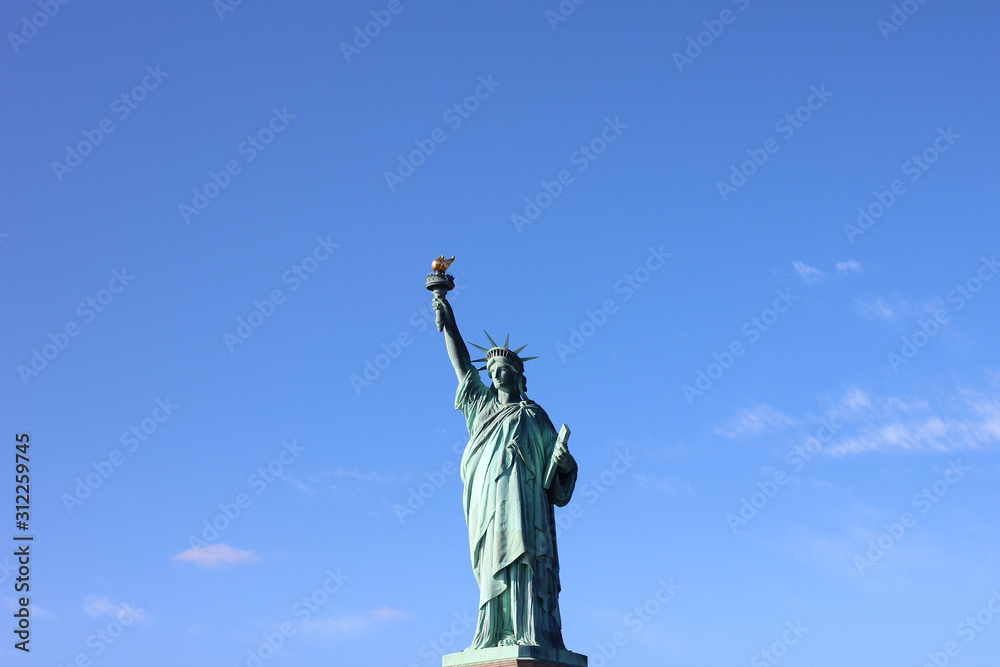 Fototapeta premium Statue of Liberty in front of blue sky