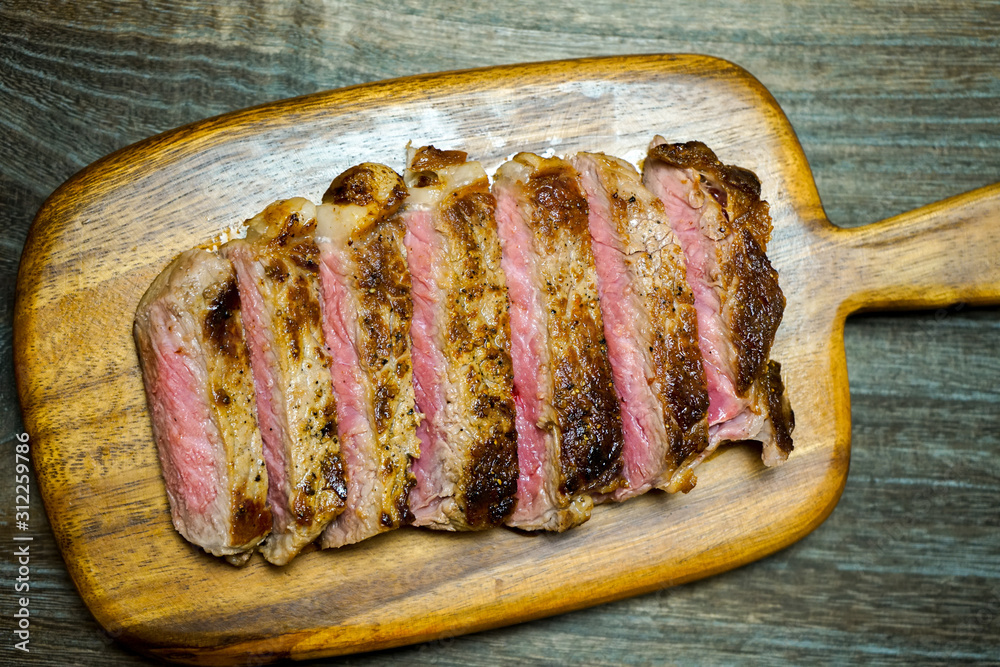 カットしたレアステーキ肉 Stock Photo Adobe Stock