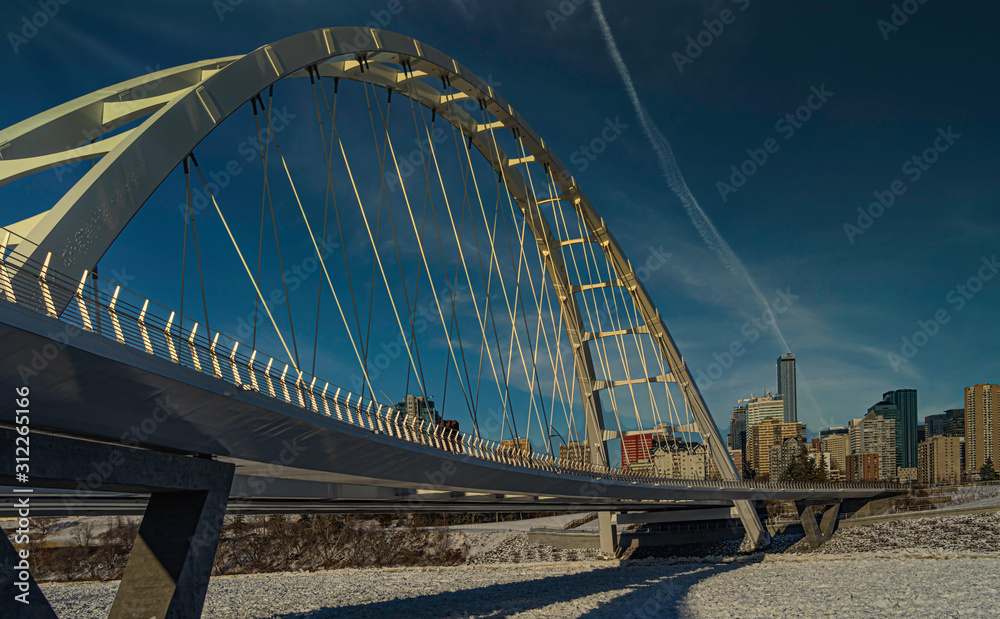 Obraz premium Panoramic view of Walterdale suspension bridge and downtown skyline in Edmonton, Alberta, Canada.