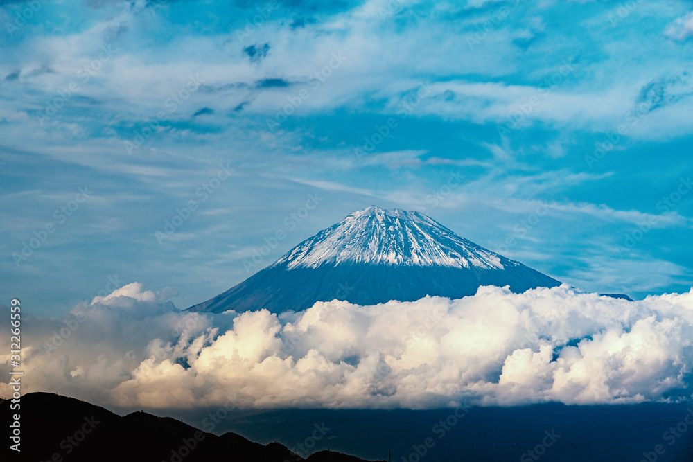 三保の松原から夕暮れの富士山を望む