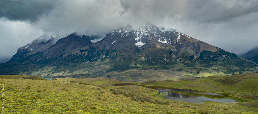 vista a lago y montaña en Torres del Paine, Chile