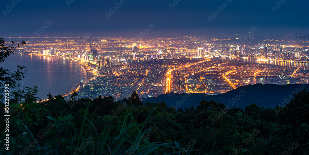 Obraz premium Da Nang City as seen from Ban Co Peak viewpoint at night, Vietnam.