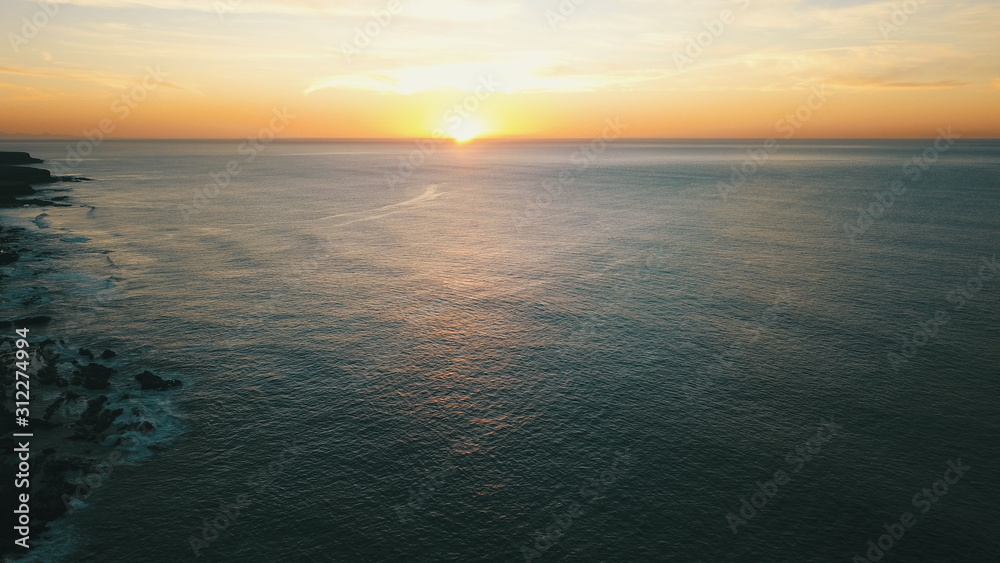 Obraz premium Landscape and sunset on the coast contemplating the breaking of the waves on the cliffs