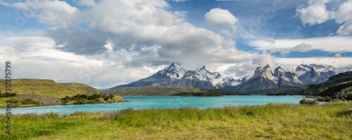 Photos panoramica de un lago en Torres del Paine, Chile