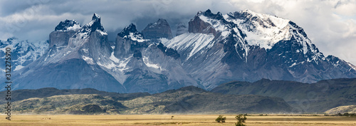 panorámica de una llanura con montañas de fondo totalmente natural en Torres del Paine, Chile 