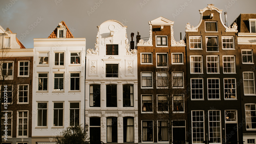 Amsterdam et son architecture dans la lumière