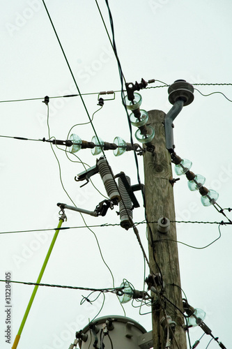 Ziehen einer Sicherung an einem amerikanischen Strommast photo