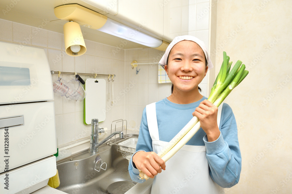 キッチンで野菜を持つ女の子 キッチンで野菜を持つ女の子