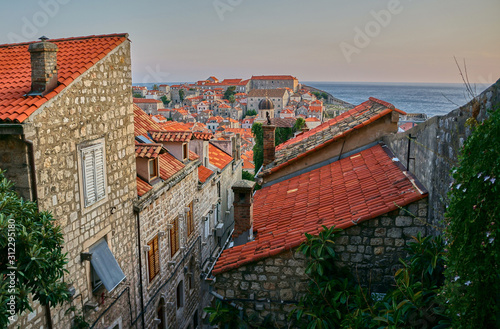 Dächer der Altstadt und Gasse, Meerblick. Dubrovnik, Kroatien.