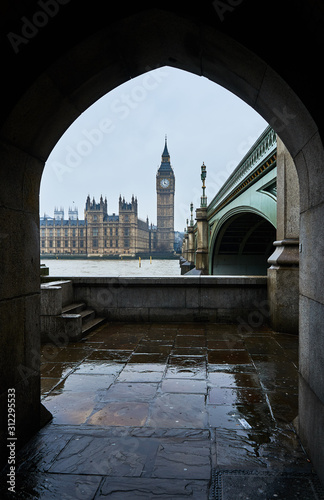 Big Ben und Parlament (Westminster Palace) mit Brücke bei Regen. London, UK.