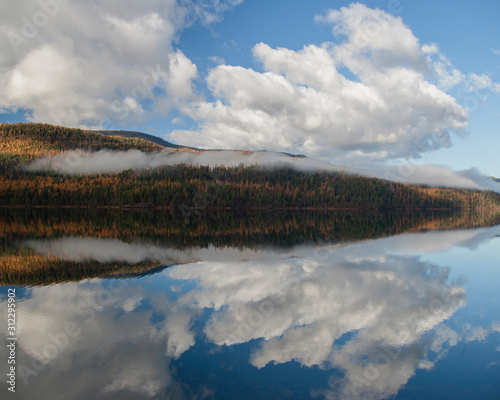 Fototapeta Naklejka Na Ścianę i Meble -  Swan Lake in Autumn