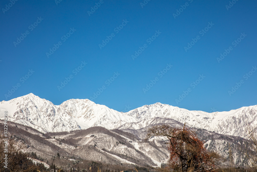 青空と自然の雪山の景色コピースペース　mountain