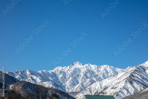 青空と自然の雪山の景色コピースペース mountain