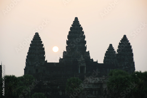 Angkor Wat temple at sunrise © TOM.zzl