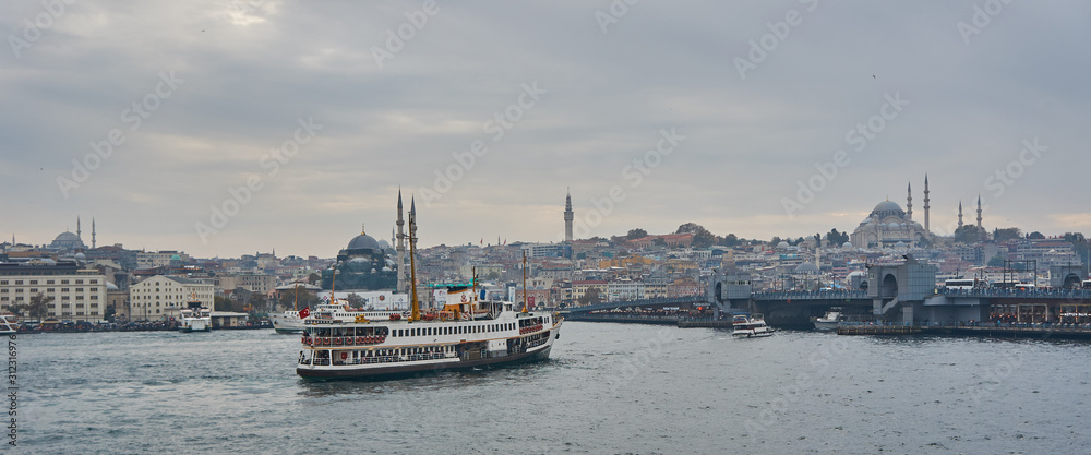 Blick auf eine Fähre und Galata-Brücke, im Hintergrund die Altstadt. Istanbul, Türkei