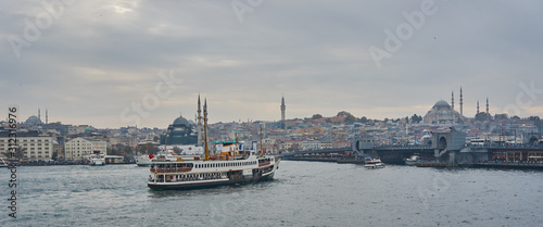 Blick auf eine Fähre und Galata-Brücke, im Hintergrund die Altstadt. Istanbul, Türkei © Carsten