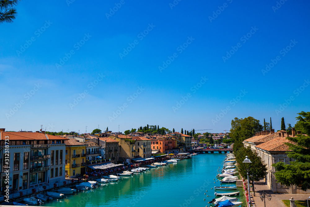 City View of Canale di mezzo with Beauty Buildings and Boats