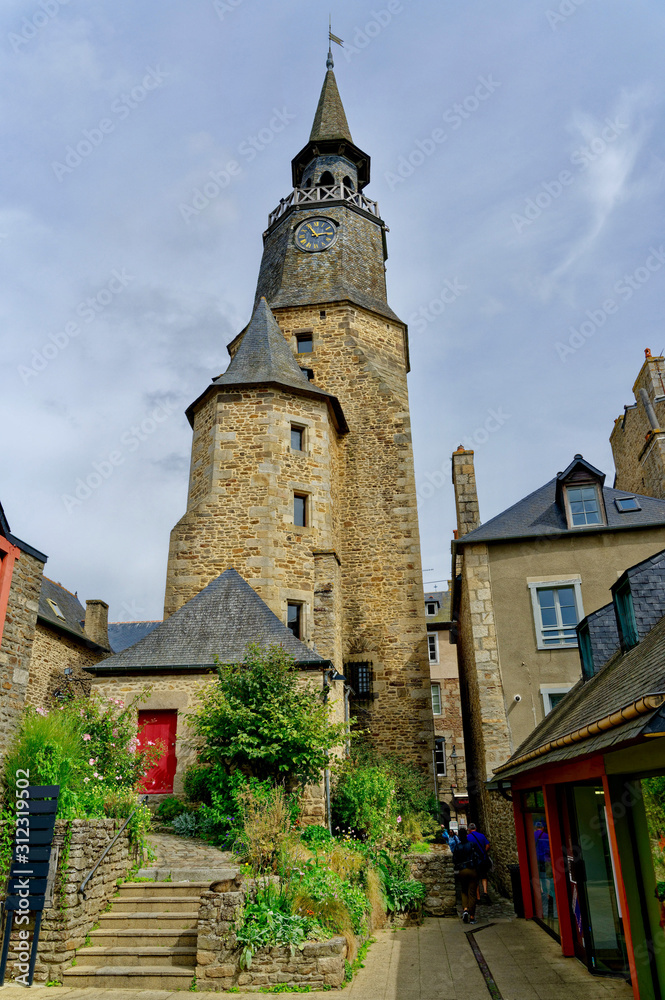 Passage de la Tour de l’Horloge, Dinan ,Côtes-d’Armor, Bretagne, France