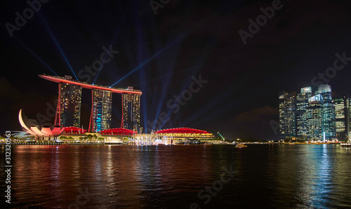 Singapur, Marina Bay Sands Lasershow, rot blau