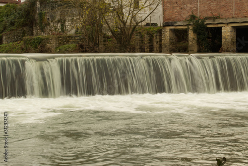 Cascade chute d'eau de rivières de ruisseaux et à côté de moulins ou dans des lavoirs