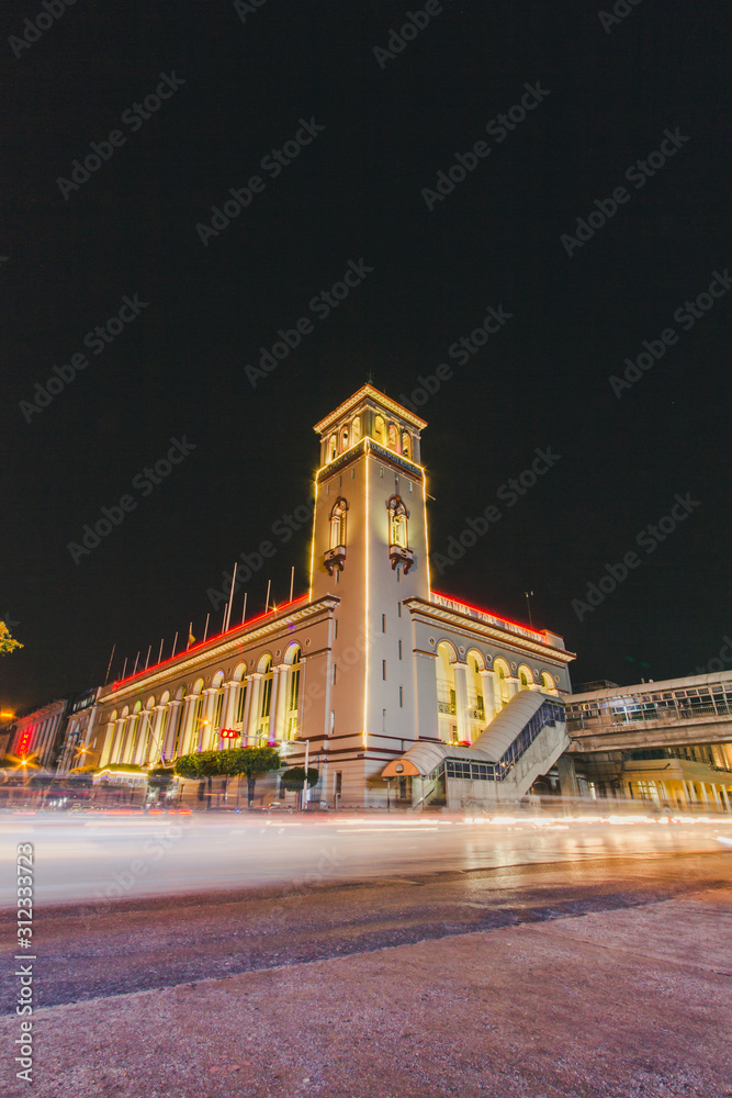 Obraz premium Cityscape of downtown in Yangon at night with traffic light 