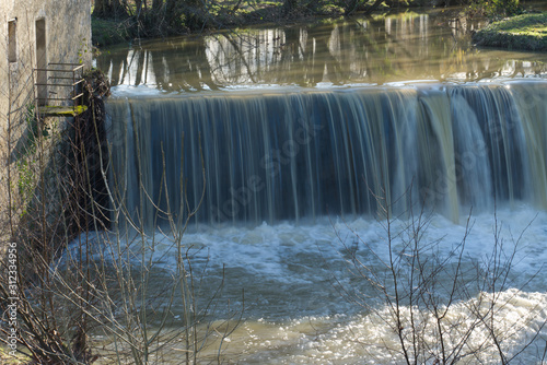 Cascade chute d'eau de rivières de ruisseaux et à côté de moulins ou dans des lavoirs photo