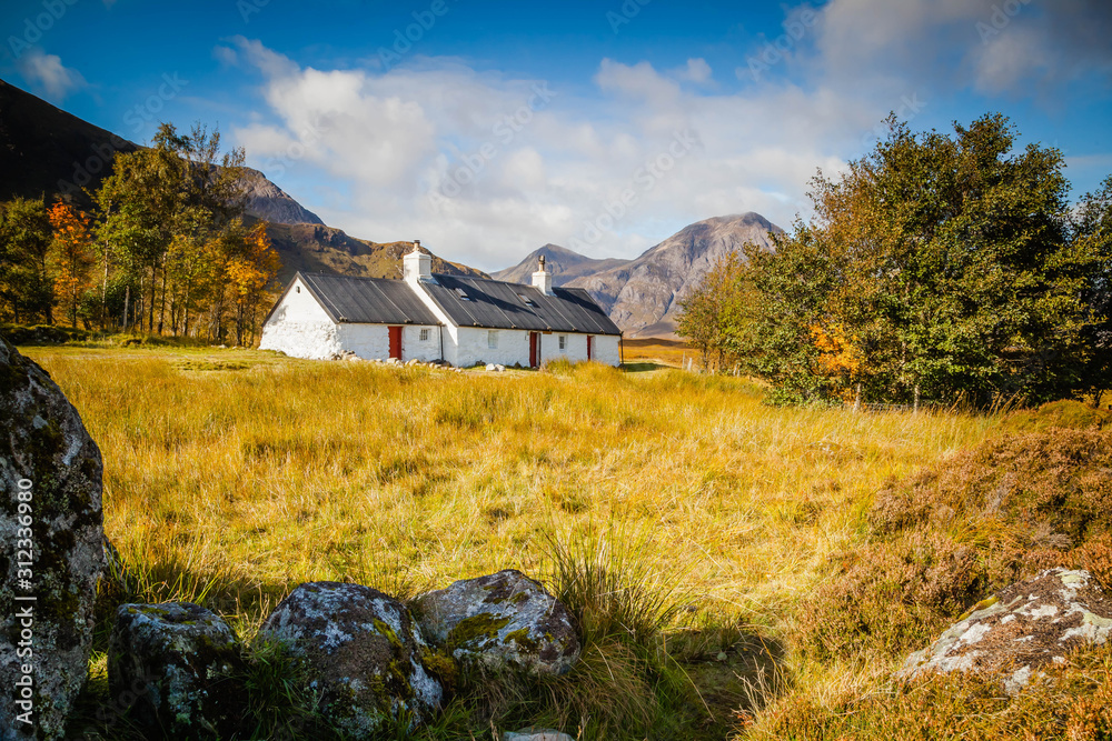 Cottage in the Scottish Highlands - obrazy, fototapety, plakaty 