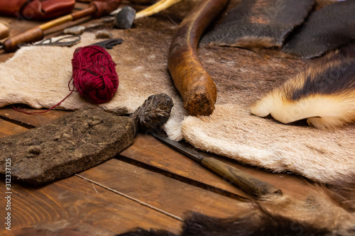 Schilderij op canvas handicraft workbench desk set material tanned deer leather yarn tannery